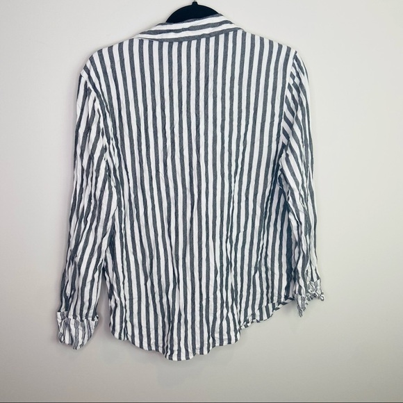 Victoria’s Secret gray and white pajama button down size medium - Picture 4 of 4